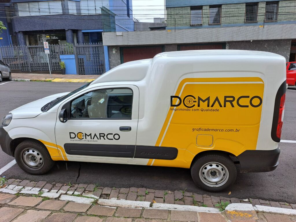 Veículo da gráfica De Marco em Caxias do Sul, mostrando contato da gráfica para serviços de impressão profissional.